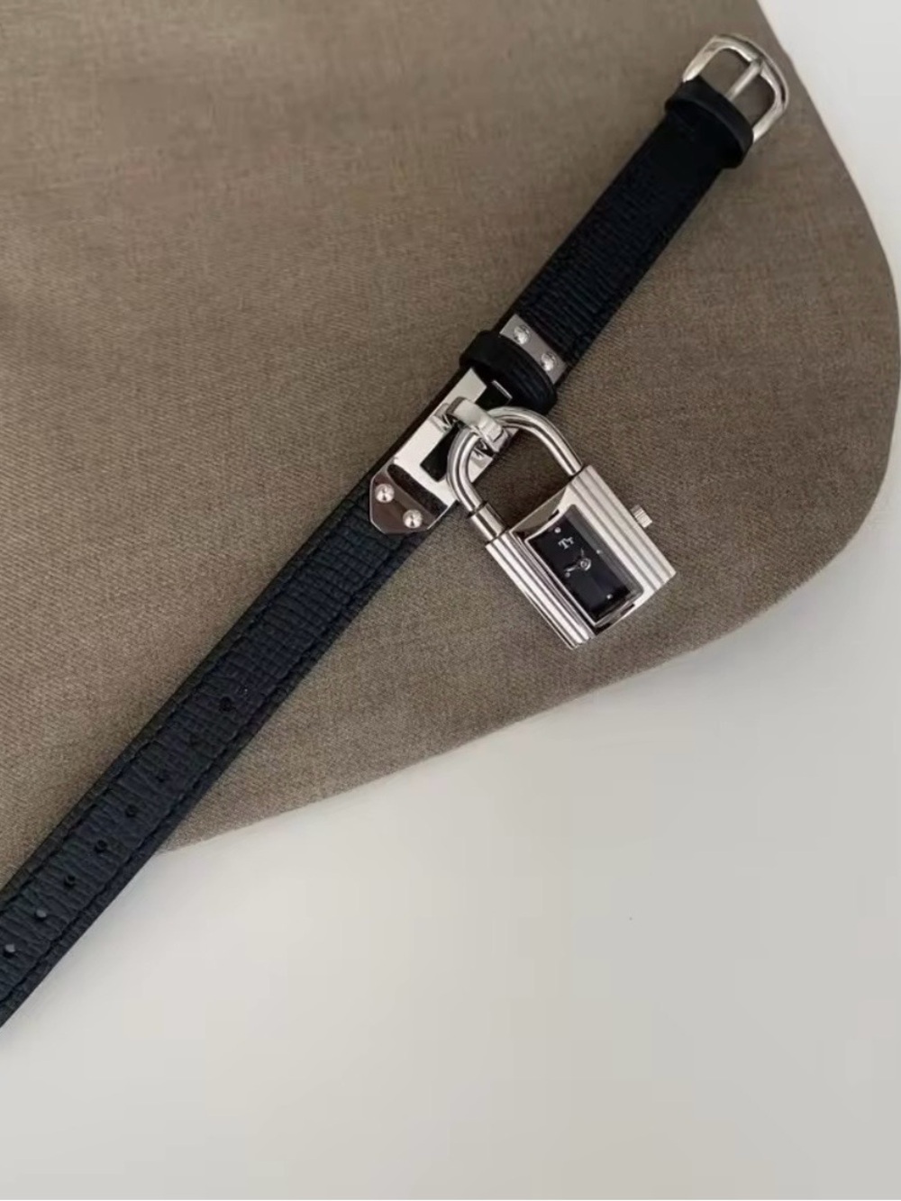 Luxury Style Kelly Padlock Wristwatch in Silver Tone - Picture 2 of 7